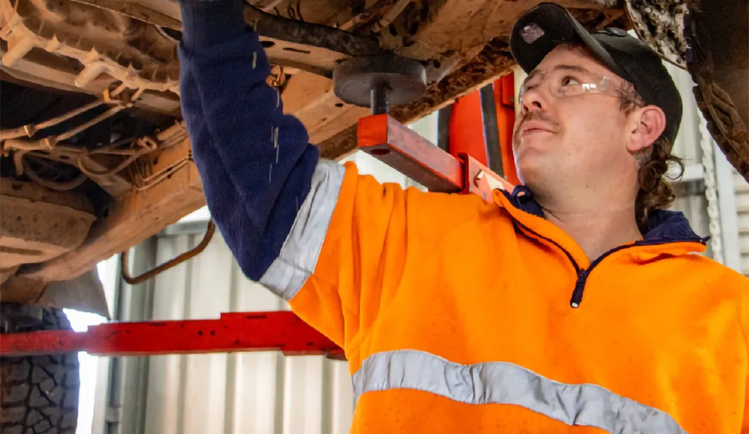 service-parts-cta-bg Material Handling - Tas Trucks